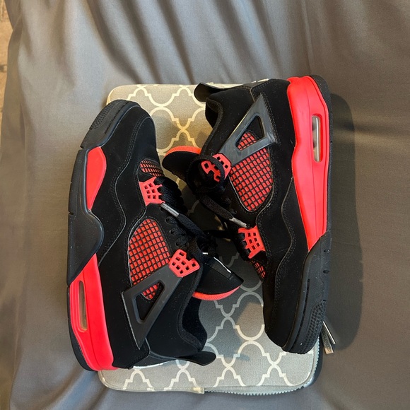 Jordan 4 Retro
Thunder Red” - Picture 7 of 13